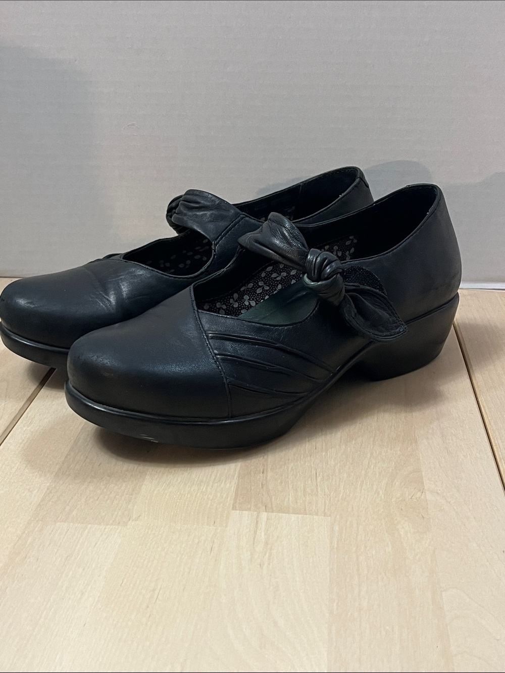 Dansko Mary Jane Comfort
Flats Black Leather Bow
Accent Women's EU 39 or US 8.5